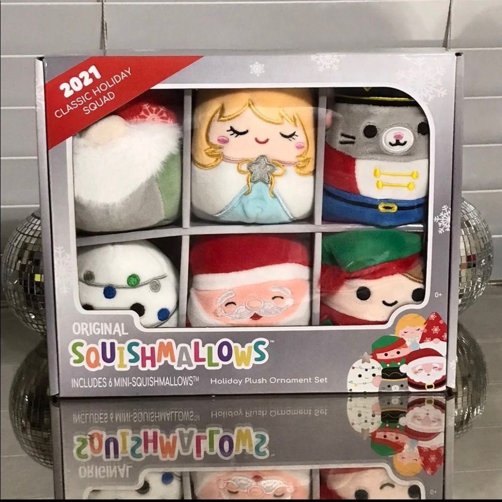 Brand new
-Holiday Plush Ornament set 

       6 mini Squishmallows